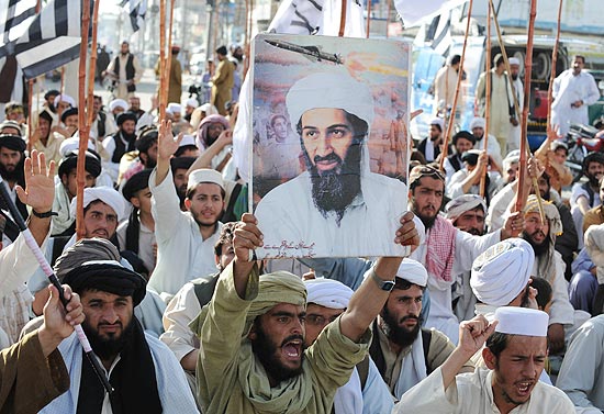 Manifestantes no sul do Paquistão gritam frases contra os Estados Unidos depois da morte de Osama bin Laden