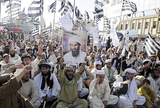 Na cidade paquistanesa de Quetta, centenas foram s ruas em protestos contra os EUA e a favor do Taleban