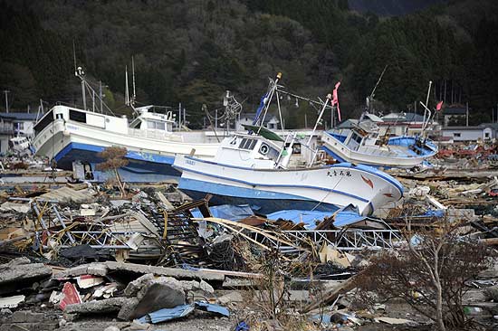 Barcos de pesca continuam jogados em meio aos destroços do terremoto e tsunami de 11 de março, em Yamada