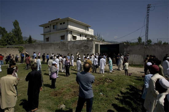 Jornalistas e curiosos em frente  manso onde Osama bin Laden morreu, no Paquisto