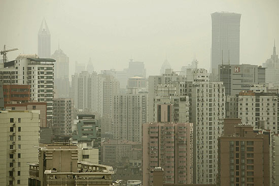 Vista de Xangai fica encoberta por nuvem cinza ao alcanar nvel recorde de poluio