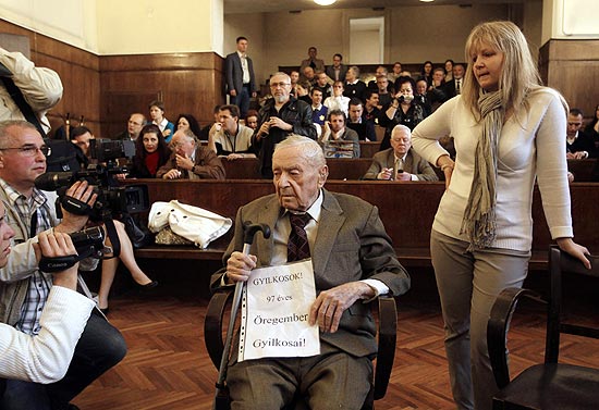 Sandor Kepiro senta em tribual de Budapeste, onde  julgado por massacre de centenas na Srvia 