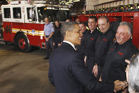 Barack Obama cumprimenta bombeiros da unidade 54 em Nova York; presidente agradeceu pelos sacrifícios