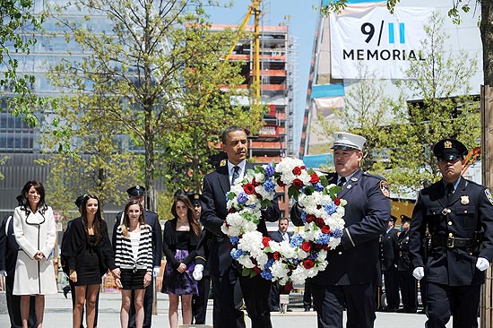 Obama coloca coroa de flores no Marco Zero; sem discursos públicos em respeito à solenidade do evento