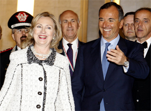 Secretria americana Hillary Clinton foi recebida em Roma pelo ministro de Relaes Exteriores da Itlia, Franco Frattini