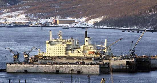 O quebra-gelo russo Taimyr no porto de Murmansk; vazamento está no nível zero de escala de acidentes nucleares