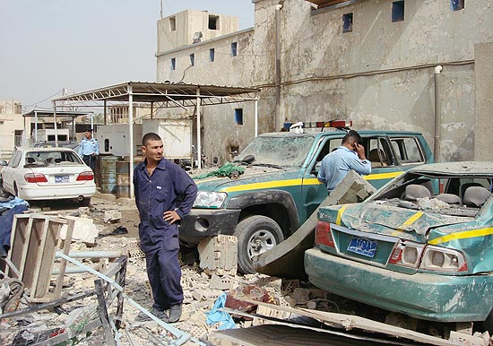 Policial inspeciona local de ataque a bomba em Hilla, 100 km ao sul de Bagdá; ao menos 17 mortos e 65 feridos