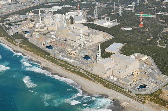 Vista area mostra a usina nuclear de Hamaoka; que ser fechada diante do risco de um forte terremoto