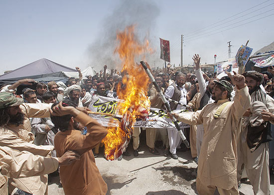 Apoiadores fazem uma passeata em homenagem a Osama bin Laden em Quetta; veja fotos de protestos pelo mundo