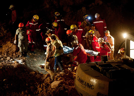 Equipes de socorristas que trabalham desde a noite de quinta (5), conseguiram resgatar sete corpos at agora