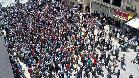 Imagens mostram manifestantes reunidos na cidade de Banias; ao menos 21 morreram nesta sexta-feira na Sria