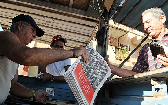 Centenas foram s ruas para comprar o folheto que contm as reformas publicadas pelo regime de Ral Castro