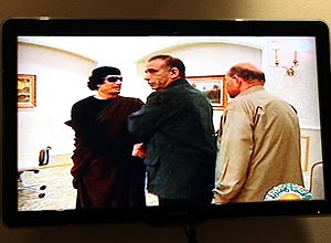 Aps rumores de que estaria desaparecido, o ditador reapareceu em imagens divulgadas na TV estatal da Lbia