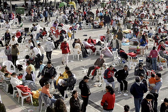 Pessoas dormem nas ruas por medo de novo tremor após terremoto na Espanha; nove morreram