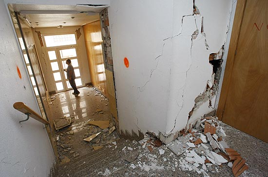 Homem dentro de prédio danificado após tremor em Lorca (Espanha); 80% dos imóveis ficaram danificados