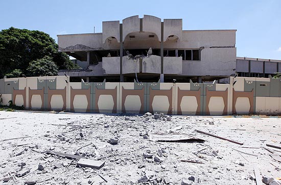 Complexo residencial do ditador Muammar Gaddafi voltou a ser alvo de ataques; ao menos 6 pessoas morreram