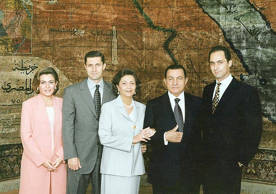 O ex-ditador egpcio Hosni Mubarak (2 da dir.  esq.) e a mulher, Suzanne (centro), em foto sem data revelada