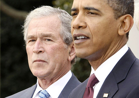 Presidente americano, Barack Obama, ao lado do ex-presidente Bush; ele teria elogiado Obama por matar Bin Laden