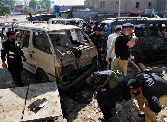 Policiais paquistaneses inspecionam local onde ocorreu o ataque em Charsadda