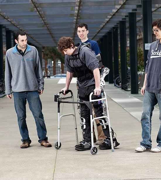 Estudante americano paraplégico "anda" em formatura usando exoesqueleto