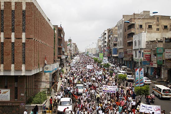 Manifestantes contra o ditador iemenita vão àa ruas em protesto em Taiz