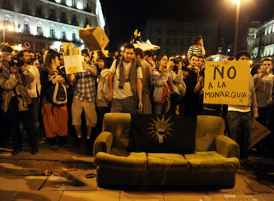 Jovens se reunem na praa Puerta del Sol, em Madri, para protesto pacfico contra cenrio poltico