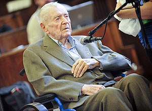 Condenado por crimes de guerra, Sandor Kepiro, 97, tem graves problemas de audio, mas foi considerado apto ao julgamento