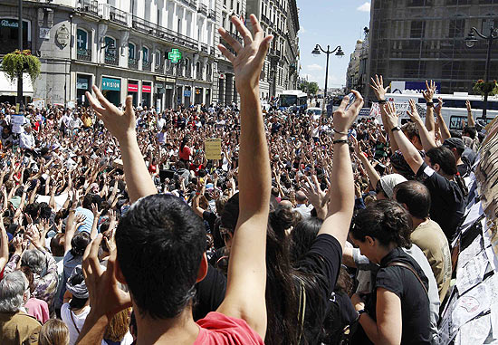 Manifestantes reagem a discurso na praa Puerta del Sol, em Madri; protestos por como pas reagiu  crise