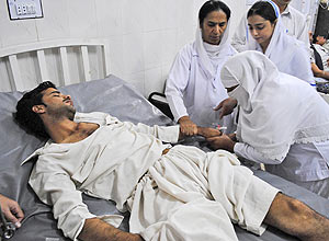 Homem ferido pela exploso  atendido em hospital de Peshawar; um paquistans morreu