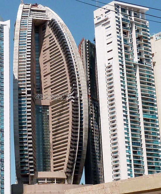Edifício de 70 andares chamado Trump Ocean Club International Hotel & Tower, no Panamá