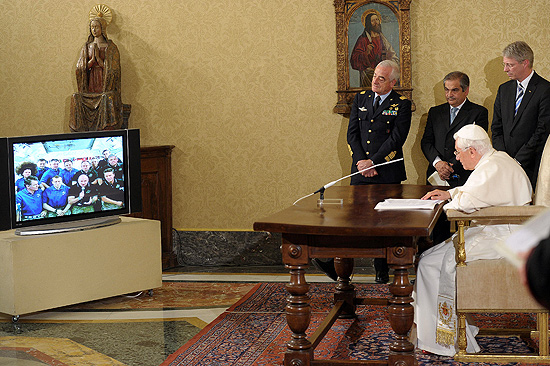 Tripulações do ônibus espacial Endeavour e da Estação Espacial Internacional conversaram com o papa Bento 16