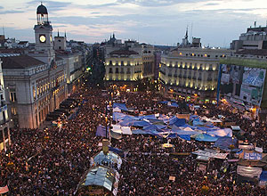 Manifestantes na praça Porta do Sol, em Madri, querem mudanças políticas
