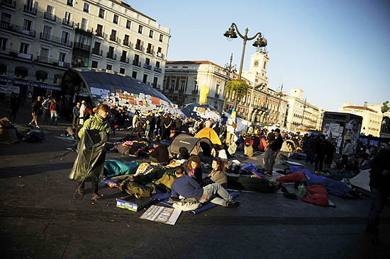 Espanhóis continuam acampados na praça Puerta del Sol, em Madri, em protesto pela reação do governo à crise