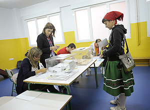 Mulher vota nas eleições municipais em Barakaldo (Vincent West/Reuters)