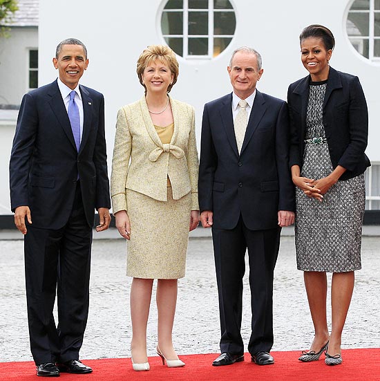 Obama ao lado do presidente irlandês, Mary McAleese, sua mulher Mary McAleese e Michelle Obama durante visita