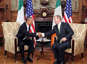 Obama cumprimenta premiê irlandês Enda Kenny após reunião em Dublin; ele diz que irlandeses sairão da crise