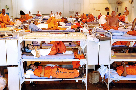 Imagem de 2007 mostra cadeia da Califórnia; Suprema Corte condenou superlotação em prisões do Estado 