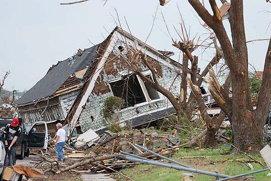 Imagem mostra rastro de destruição na cidade de Joplin, nos EUA; tornado deixou ao menos 117 mortos