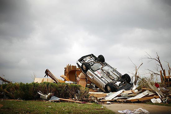 Carro fica de ponta-cabeça após passagem de tempestade por Joplin; mais 12 morrem nos EUA