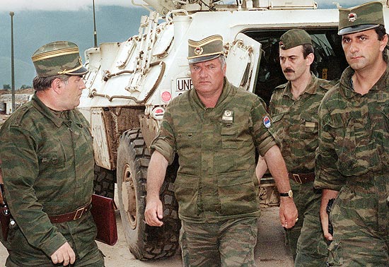 Ex-general sérvio Ratko Mladic (centro), criminoso de guerra que foi detido nesta quinta-feira