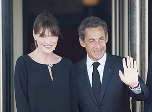 Nicolas Sarkozy ao lado da mulher, Carla Bruni em Deauville