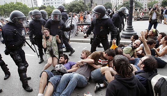 Tropas de choque tentam desmantelar acampamentos e retirar os jovens que protestam na praça Catalunya
