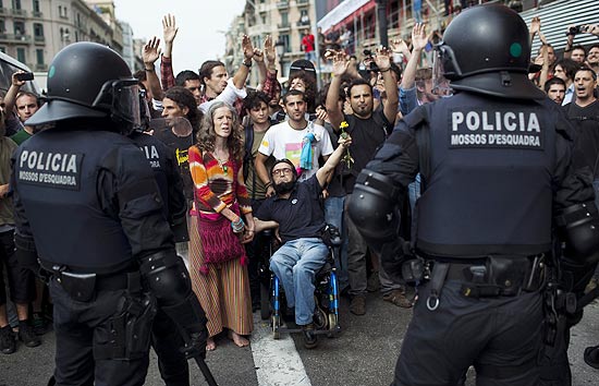 Policiais bloqueiam avanço de manifestantes no centro de Barcelona; ao menos 121 ficaram feridos nesta sexta