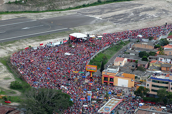 Milhares de seguidores aguardaram o retorno de Manuel Zelaya no aeroporto de Toncontín, em Tegucigalpa