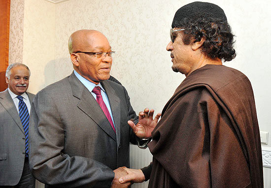 Presidente sul-africano, Jacob Zuma, se reuniu com o ditador lbio, Muammar Gaddafi (dir.), para tentar mediar crise