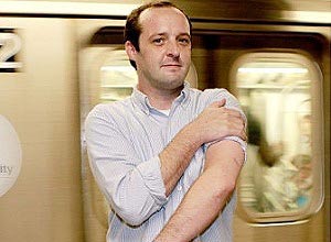 Americano precisa quebrar o próprio braço ao ficar preso em porta do metrô de Nova York