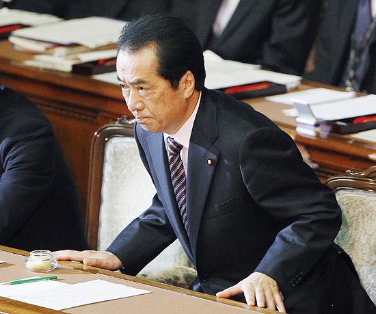 Premi japons, Naoto Kan, sobreviveu ao voto de desconfiana ao prometer renunciar aps crise nuclear
