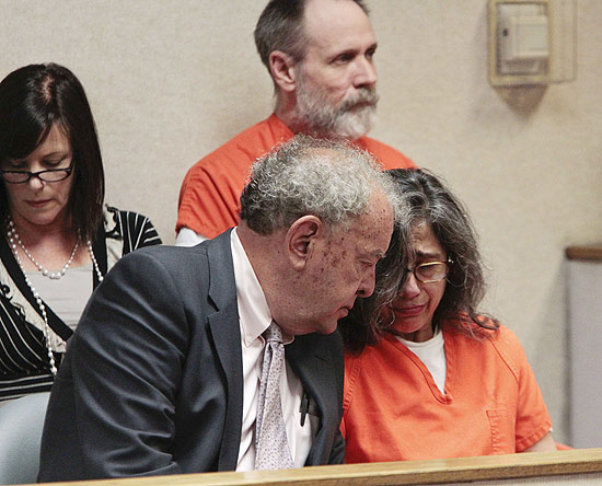 Nancy Garrido (à dir.) chora ao receber sentença de prisão perpétua; atrás, seu marido, Phillip Garrido