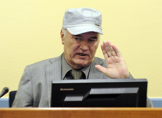 O ex-comandante militar sérvio-bósnio Ratko Mladic no Tribunal Criminal Internacional para a Antiga Iugoslávia
