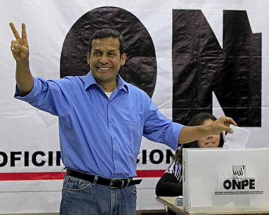 Ollanta Humala votou na manhã deste domingo em Lima; ex-militar obteve pequena vantagem nas últimas pesquisas